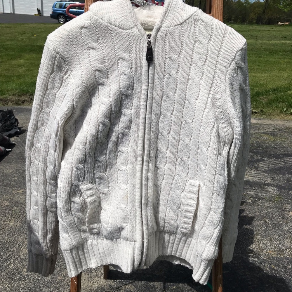 WHITE FUZZY SWEATER